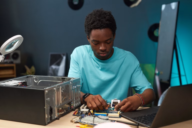 Study to be a Computer Technician at Greenview College